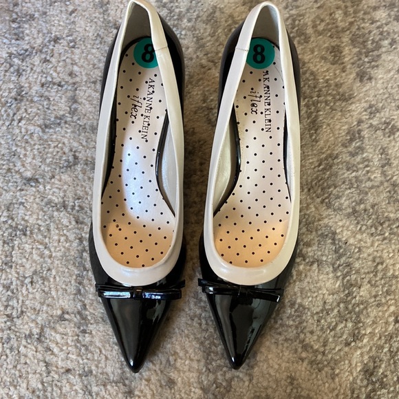 Anne Klein iFlex tuxedo inspired Heels - Picture 2 of 5